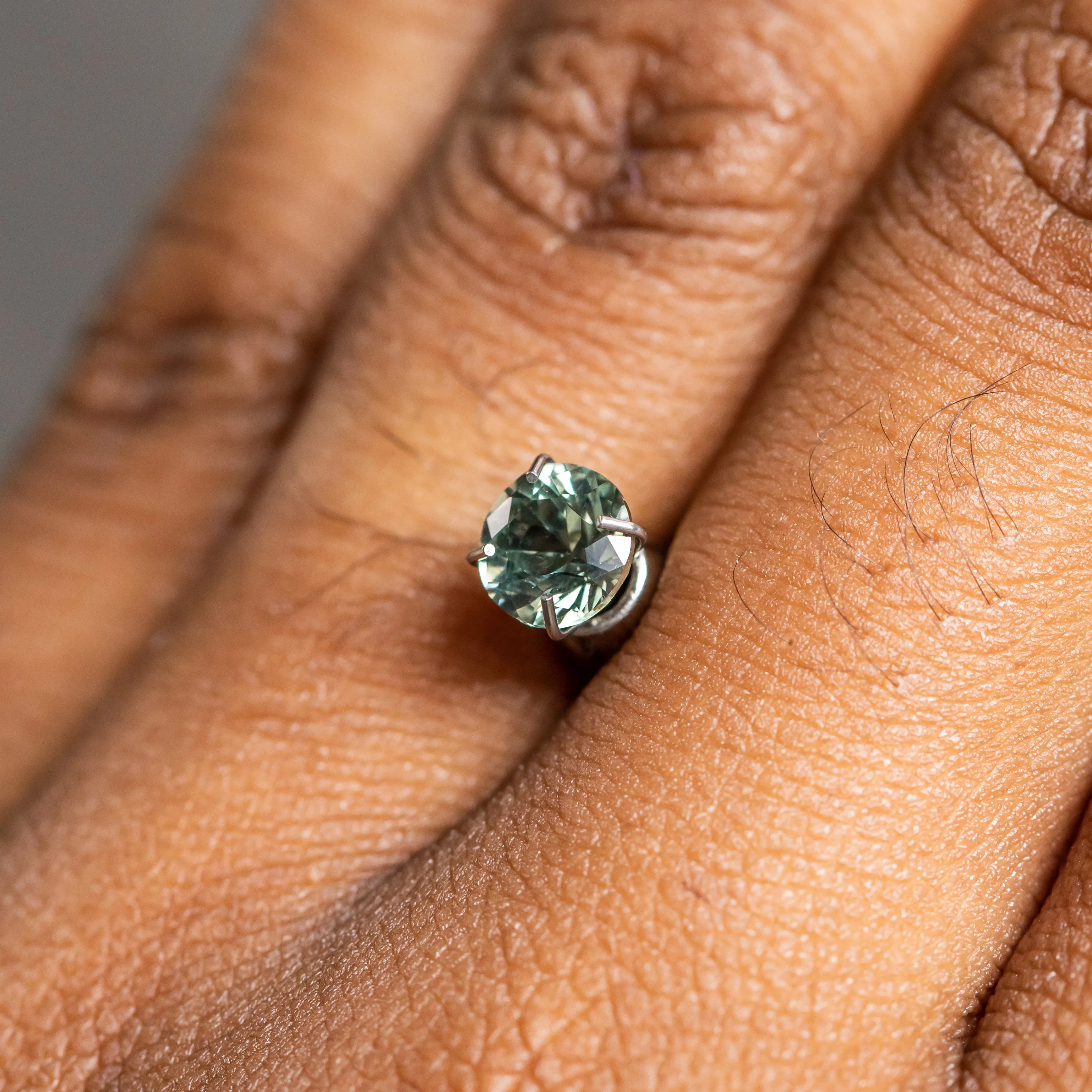 1.09CT ROUND BRILLIANT SONGEA SAPPHIRE, COLOR SHIFTING SOFT GREEN TO CHAMPAGNE, 6.00X4.20M, UNHEATED