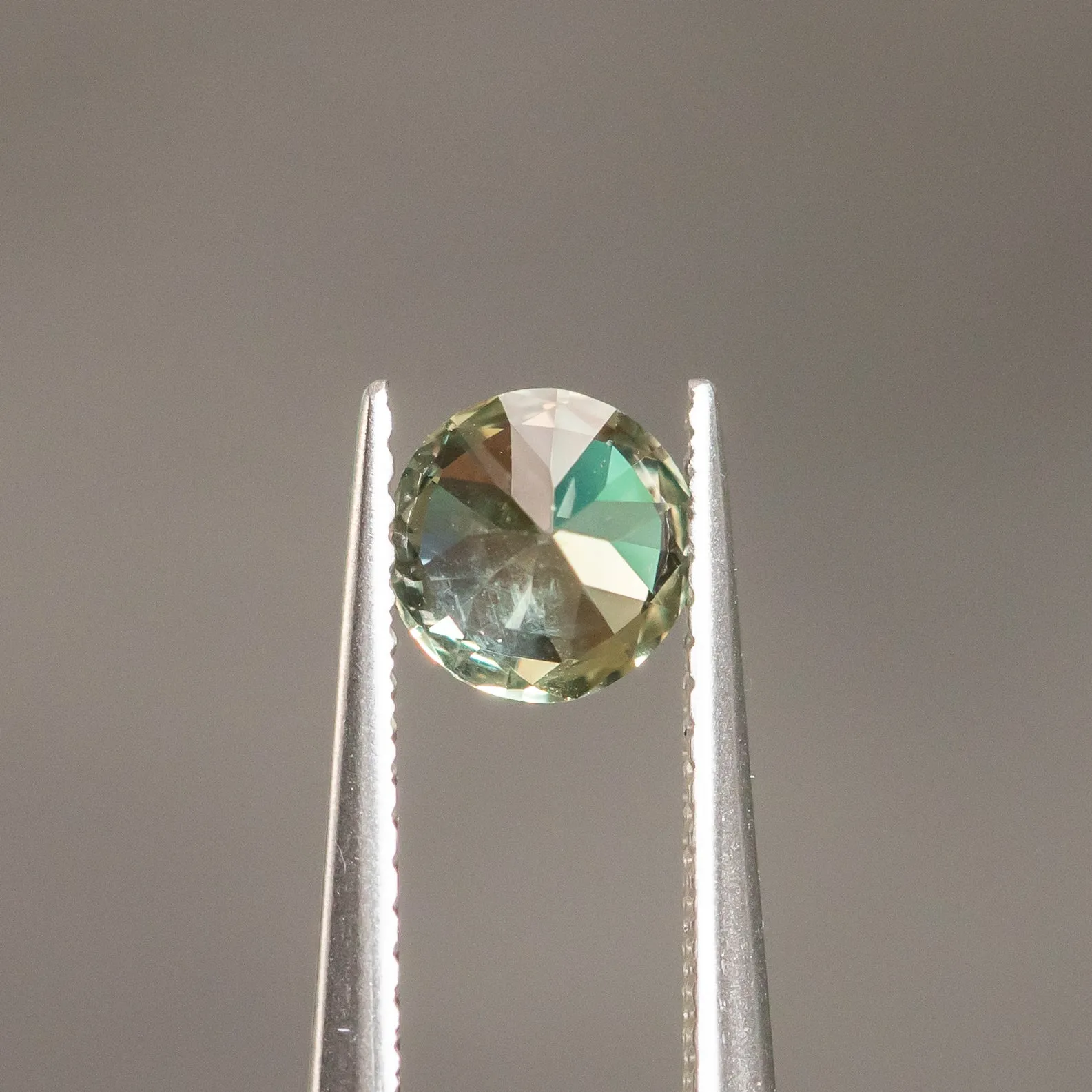 1.09CT ROUND BRILLIANT SONGEA SAPPHIRE, COLOR SHIFTING SOFT GREEN TO CHAMPAGNE, 6.00X4.20M, UNHEATED