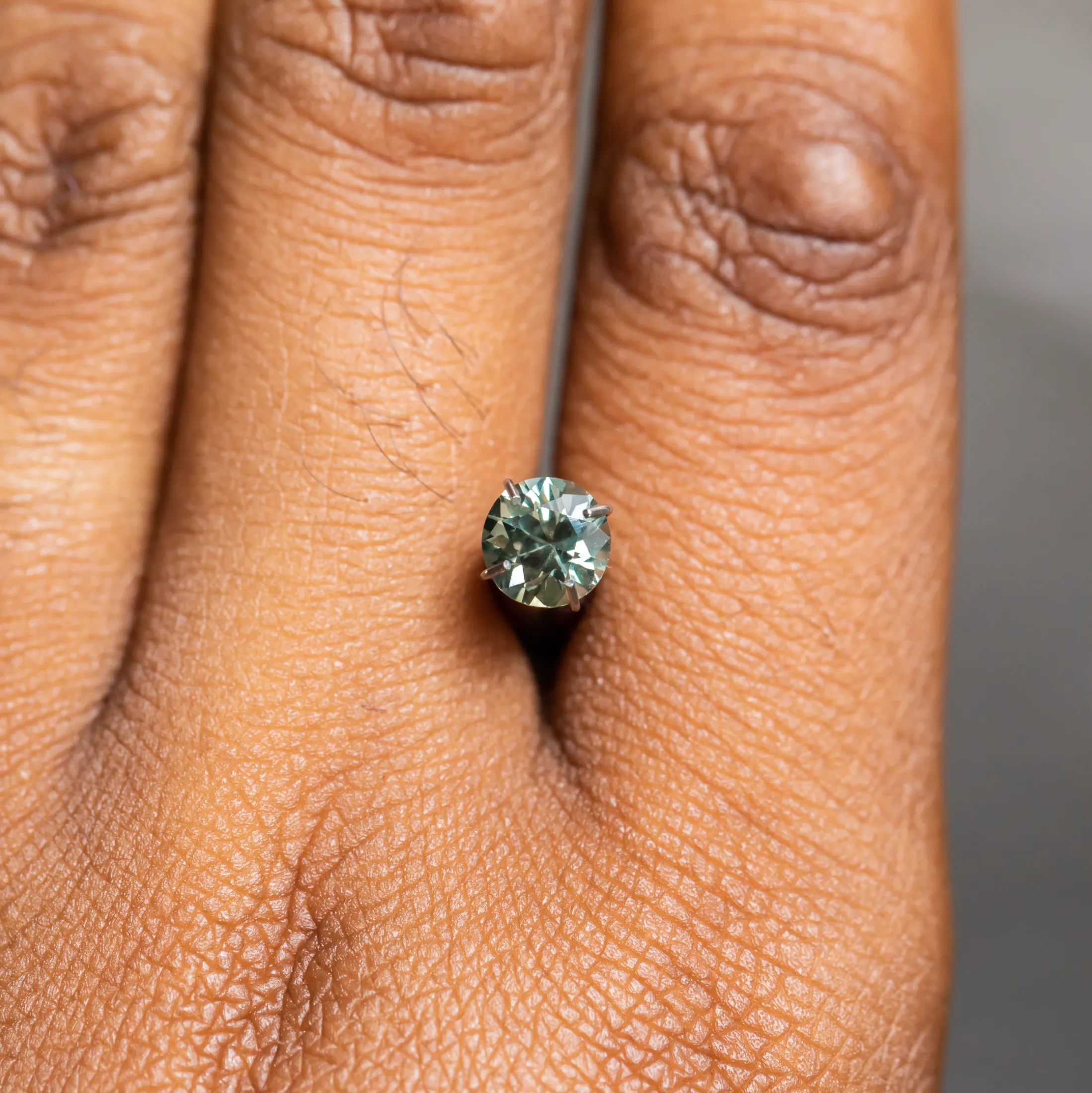 1.09CT ROUND BRILLIANT SONGEA SAPPHIRE, COLOR SHIFTING SOFT GREEN TO CHAMPAGNE, 6.00X4.20M, UNHEATED