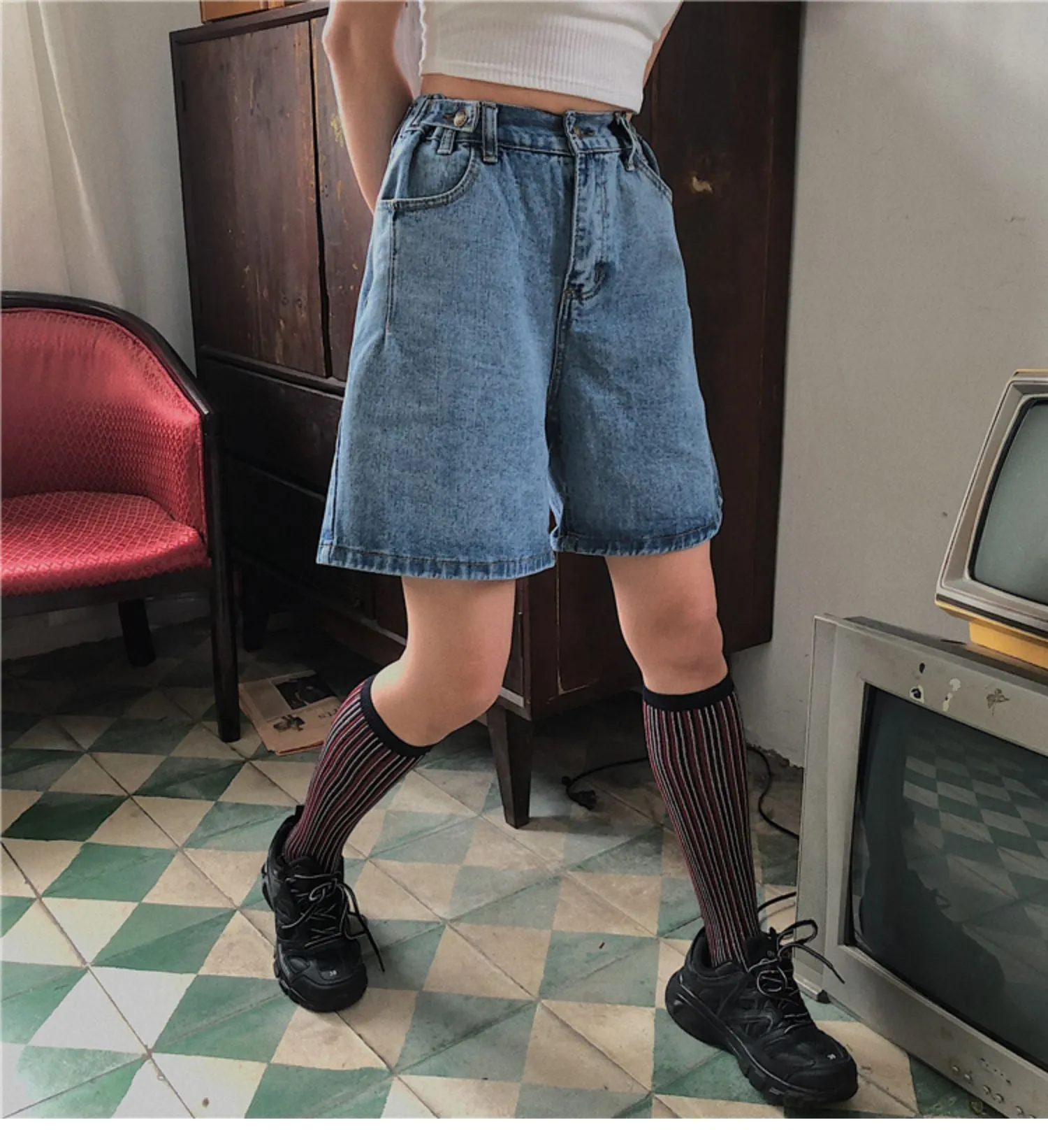 Street style loose fit knee length denim shorts